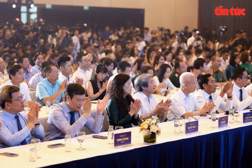 Các đại biểu tham dự lễ khai mạc.