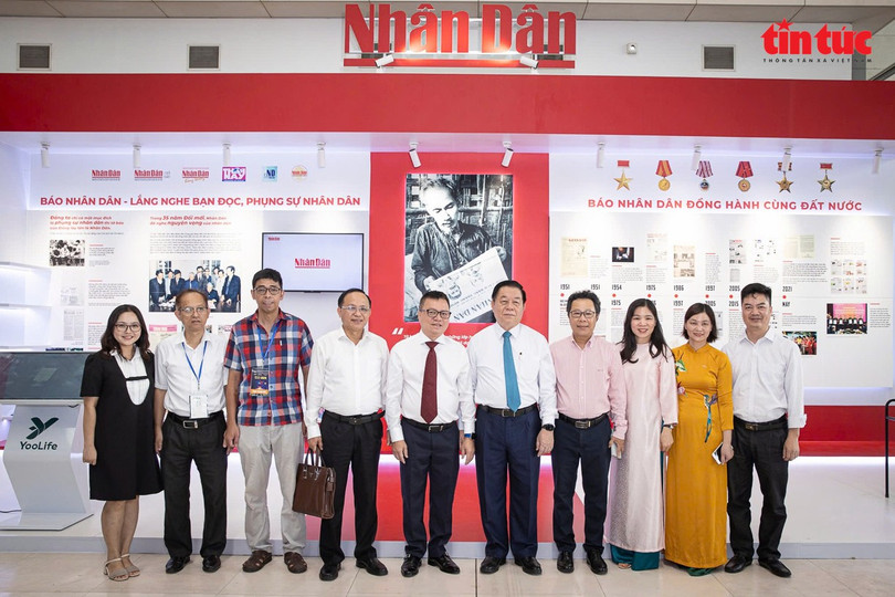 Các đại biểu tham quan gian hàng của báo Nhân dân tại Hội báo Toàn quốc 2025. Các đại biểu tham quan gian hàng của báo Nhân dân tại Hội báo Toàn quốc 2025.