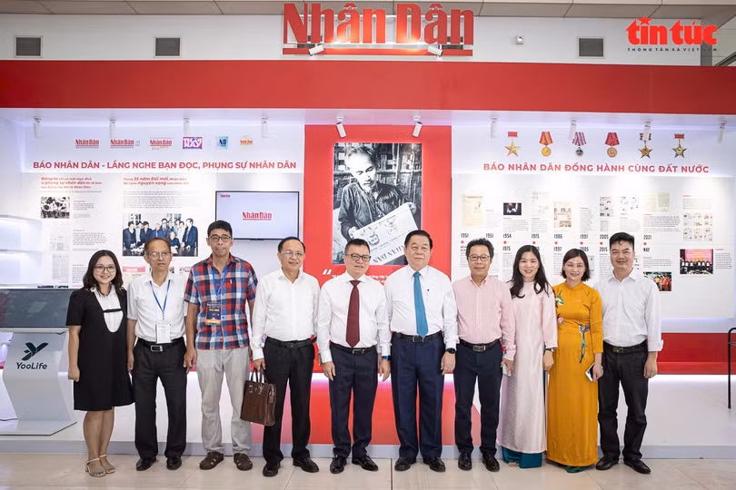 Các đại biểu tham quan gian hàng của báo Nhân dân tại Hội báo Toàn quốc 2025.