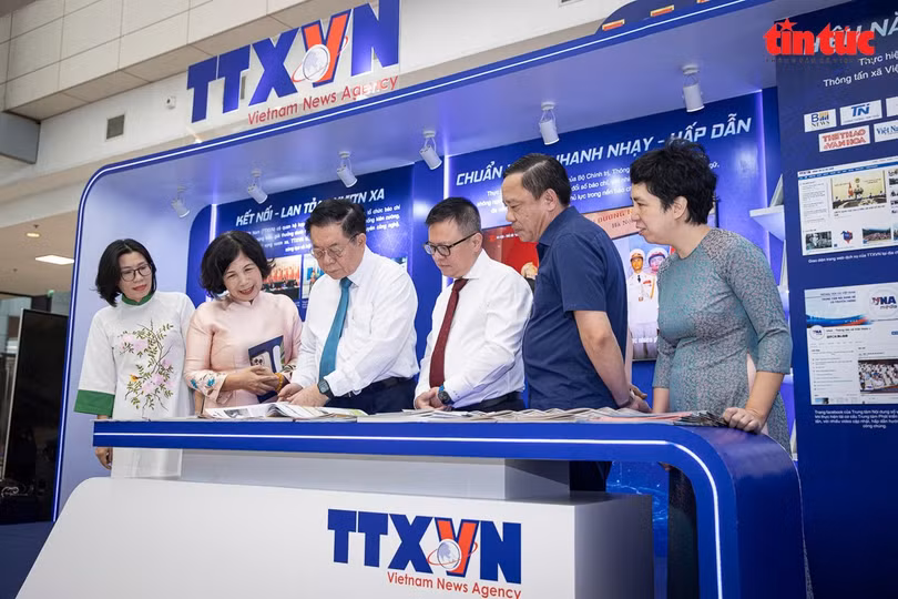 Các đại biểu tham quan gian trưng bày của Thống tấn xã Việt Nam tại Hội báo 2025.