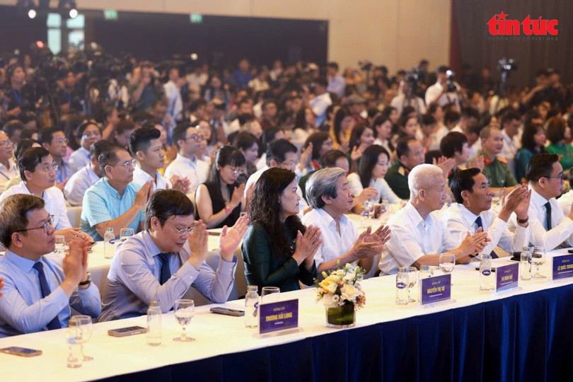 Các đại biểu tham dự lễ khai mạc. Các đại biểu tham dự lễ khai mạc.