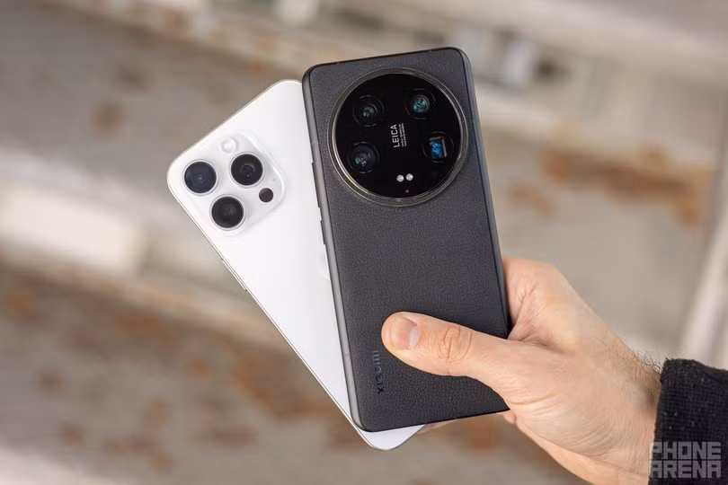 Dù dày và nặng hơn, đa số người dùng không có vấn đề với kích thước của smartphone. Ảnh: PhoneArena.