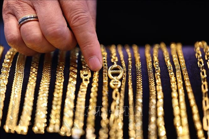 Trang sức vàng được bày bán tại cửa hàng ở Seoul, Hàn Quốc. Ảnh: Yonhap/TTXVN