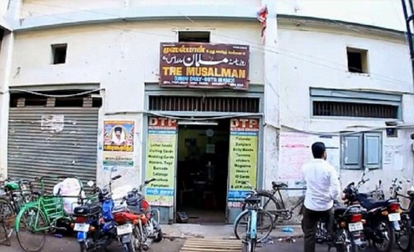 Văn phòng của The Musalman không có máy lạnh, ánh sáng kém và rộng chưa đầy 80 mét vuông, trong một tòa nhà cũ nằm nép dưới bóng Nhà thờ Hồi giáo Wallajah ở thành phố Chennai. Văn phòng của The Musalman không có máy lạnh, ánh sáng kém và rộng chưa đầy 80 mét vuông, trong một tòa nhà cũ nằm nép dưới bóng Nhà thờ Hồi giáo Wallajah ở thành phố Chennai.