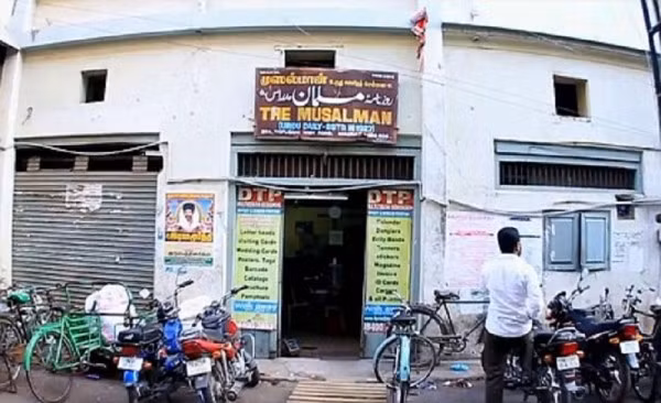 Văn phòng của The Musalman không có máy lạnh, ánh sáng kém và rộng chưa đầy 80 mét vuông, trong một tòa nhà cũ nằm nép dưới bóng Nhà thờ Hồi giáo Wallajah ở thành phố Chennai.
