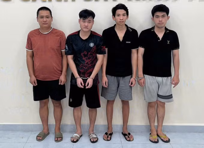 Hoàng Huy Hùng (trái) và những đồng phạm. Ảnh: Công an cung cấp