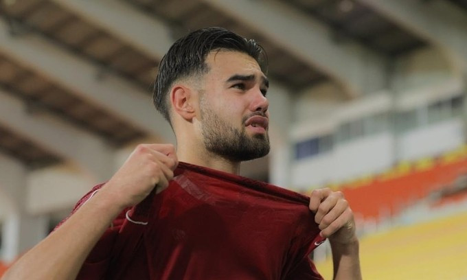 Tiền đạo nhập tịch Jens Raven khóc sau trận thắng Myanmar 3-1 ở lượt cuối bảng C môn bóng đá nam SEA Games 33 trên sân 700th Anniversary, Chiang Mai, Thái Lan ngày 12/12. Ảnh: Bola