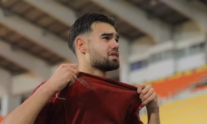 Tiền đạo nhập tịch Jens Raven khóc sau trận thắng Myanmar 3-1 ở lượt cuối bảng C môn bóng đá nam SEA Games 33 trên sân 700th Anniversary, Chiang Mai, Thái Lan ngày 12/12. Ảnh: Bola