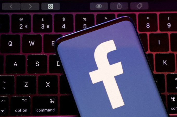 Logo Facebook hiển thị trên màn hình điện thoại thông minh. Ảnh: Reuters Logo Facebook hiển thị trên màn hình điện thoại thông minh. Ảnh: Reuters