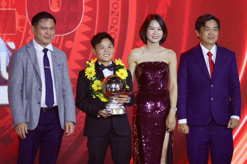 Bích Thùy lần đầu giành Quả bóng vàng nữ Việt Nam. Ảnh: Anh Tiến.