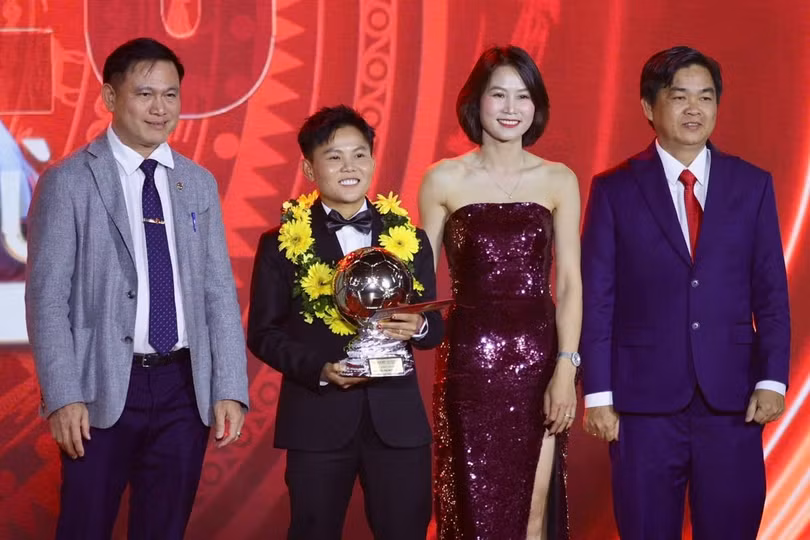 Bích Thùy lần đầu giành Quả bóng vàng nữ Việt Nam. Ảnh: Anh Tiến.