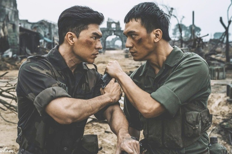 Diễn viên Steven Nguyễn (trái) và Đỗ Nhật Hoàng trong một cảnh phim "Mưa đỏ" (Ảnh: Nhà sản xuất). mua-do-dat-ky-luc-doanh-thu-chua-tung-co-o-phong-ve-viet-nam-10404260.jpg