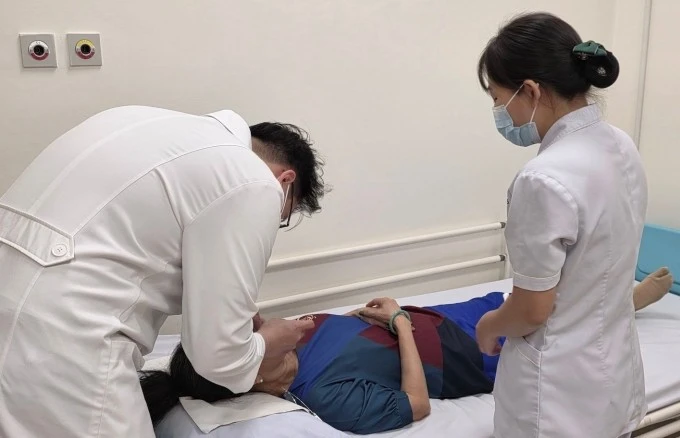 Bác sĩ thăm khám người bệnh tại Khoa Nội thần kinh, Bệnh viện Quân y 175. Ảnh: Bác sĩ cung cấp