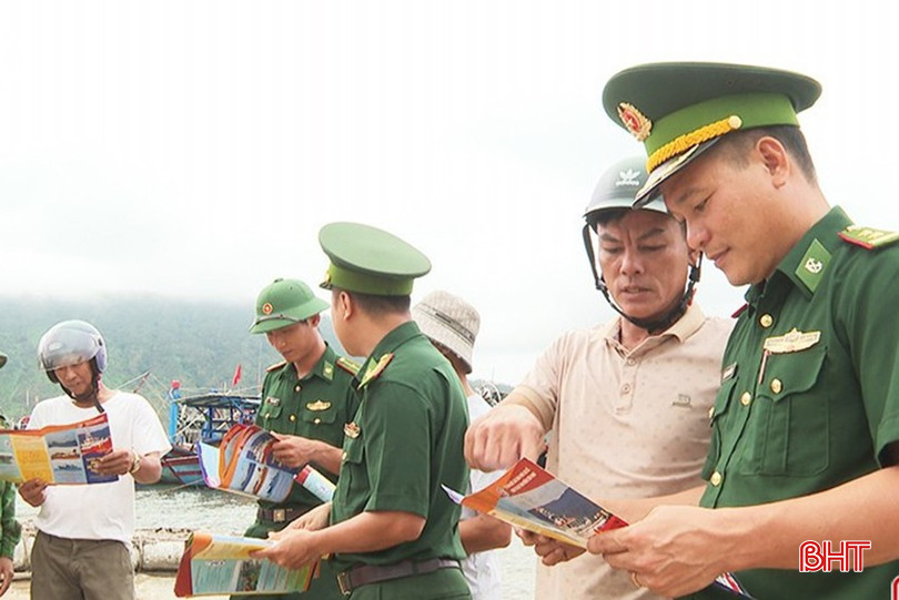 Công tác tuyên truyền, hướng dẫn được coi là giải pháp trọng tâm hàng đầu, nhằm giúp bà con ngư dân chủ động né tránh thiên tai, hạn chế rủi ro khi đánh bắt trên biển. bqbht_br_bp1.jpg