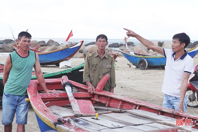 Ngư dân Phan Hồng Đăng (ngoài cùng bên phải) kể lại sự cố kinh hoàng khi đi câu mực trên biển vào đêm 5/10. bqbht_br_bp11.jpg