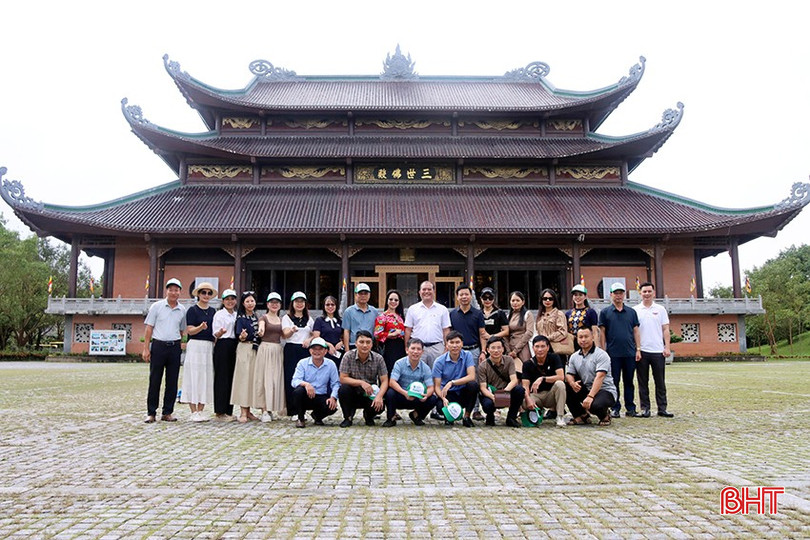 Chuyến khảo sát là dịp để Hà Tĩnh học hỏi kinh nghiệm, từ đó nghiên cứu, áp dụng vào công tác quy hoạch, quản lý, khai thác và phát triển sản phẩm du lịch đặc trưng của tỉnh. bqbht_br_tham-quan-khao-sat-khu-vuc-dien-tam-the-chua-bai-dinh.jpg