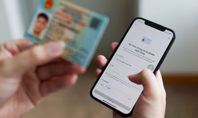 Một người đang thực hiện xác minh danh tính eKYC bằng Căn cước công dân trên một ứng dụng điện thoại. Ảnh: Lưu Quý