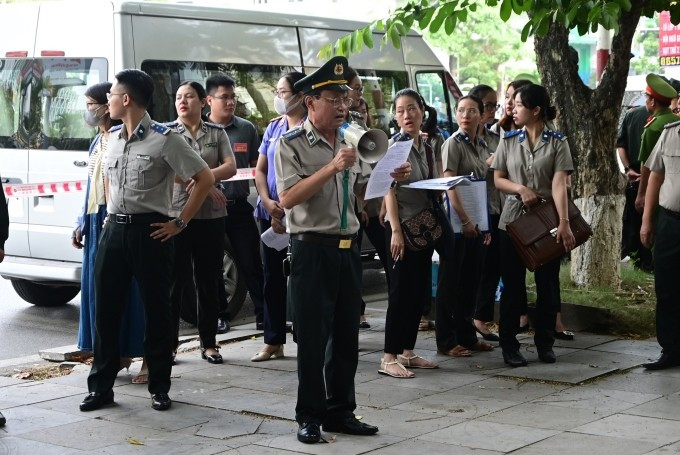 Cán bộ thi hành án dân sự TP Hải Phòng trong buổi cưỡng chế thi hành án dân sự tháng 7/2023. Ảnh: Công an Hải Phòng Cán bộ thi hành án dân sự TP Hải Phòng trong buổi cưỡng chế thi hành án dân sự tháng 7/2023. Ảnh: Công an Hải Phòng
