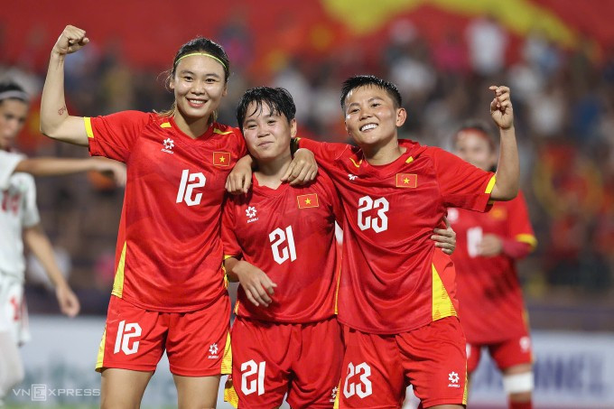 Hải Yến (12) và đồng đội mừng chiến thắng 6-0 trước UAE ở bảng E vòng loại nữ châu Á, tối 2/7. Ảnh: Minh Khuê Hải Yến (12) và đồng đội mừng chiến thắng 6-0 trước UAE ở bảng E vòng loại nữ châu Á, tối 2/7. Ảnh: Minh Khuê