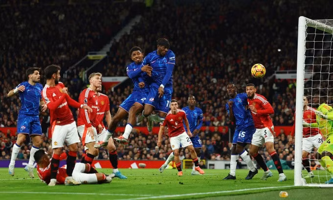 Tình huống Madueke đánh đầu dội cột dọc. Ảnh: Reuters