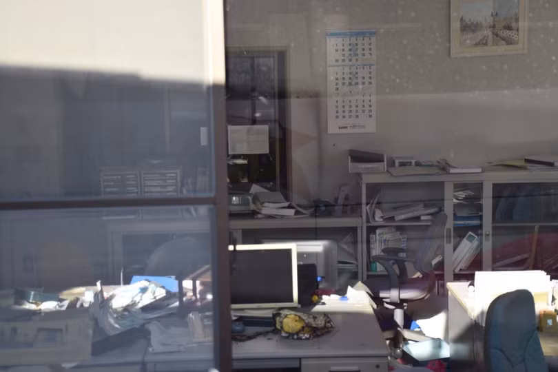 Khung cảnh đổ nát bên trong một văn phòng tại Fukushima vẫn được lưu giữ 15 năm sau thảm họa. Ảnh: Nguyễn Tuyến – Pv TTXV tại Nhật Bản