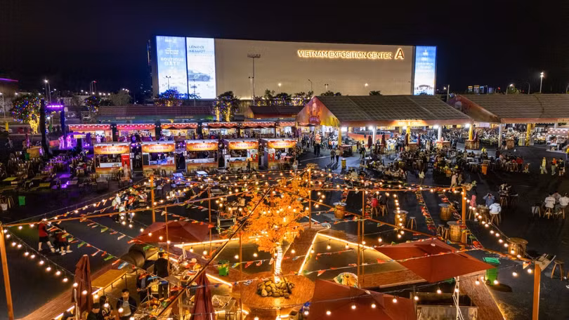 Không gian ẩm thực ngoài trời tại Hội chợ Mùa Thu 2025.