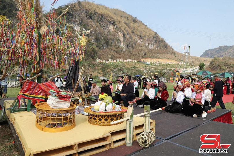 Thầy cúng thực hiện nghi lễ cầu mưa.