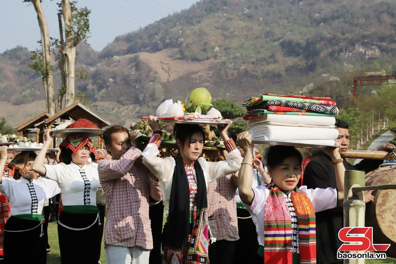 Người dân dâng lễ phẩm cúng cầu mưa.