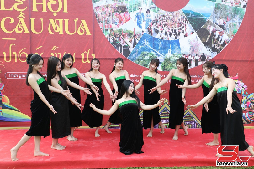 Văn nghệ tại Lễ hội Cầu mưa.