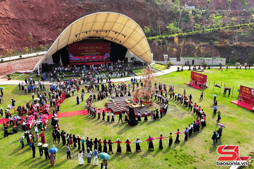 Đông đảo nhân dân và du khách tham gia múa xòe tại Lễ hội Cầu mưa.