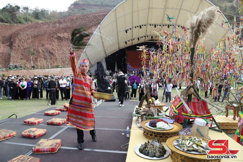 Ông Then thực hiện nghi thức ban nước.