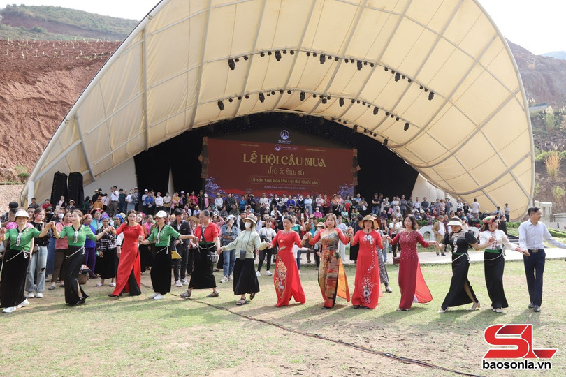 Đông đảo nhân dân và du khách tham gia Lễ hội Cầu mưa.