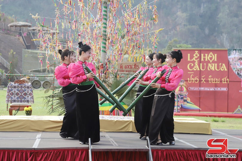 Văn nghệ tại Lễ hội Cầu mưa.