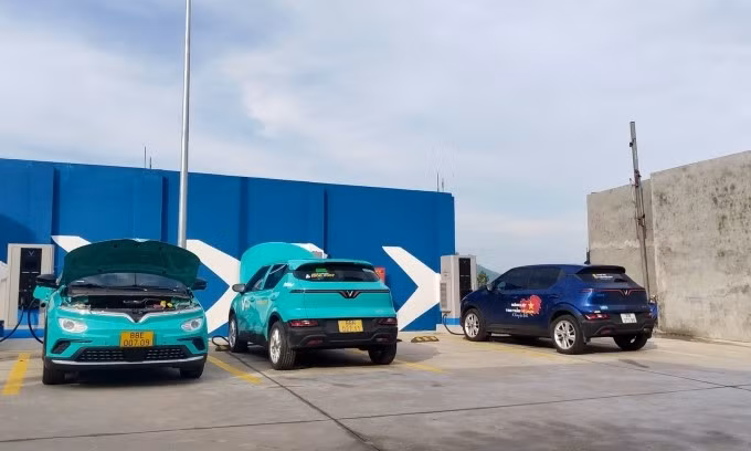 Xe điện mở nắp ca-pô khi sạc ở trạm công cộng. Ảnh: Nguyễn Thị Thúy Vân