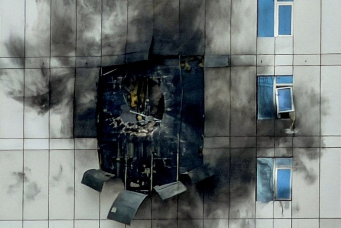 Một tòa nhà bị hư hại sau cuộc tấn công bằng UAV của Iran tại Manama, Bahrain, ngày 1/3. Ảnh: Reuters