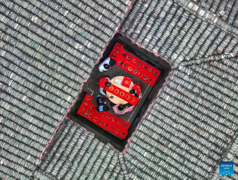 Bức ảnh chụp bằng thiết bị bay không người lái vào cho thấy mọi người đang viết câu đối mừng Tết Nguyên đán tại làng Guitou, huyện Daoxian, Vĩnh Châu, tỉnh Hồ Nam, Trung Quốc. Ảnh: Tân Hoa xã.