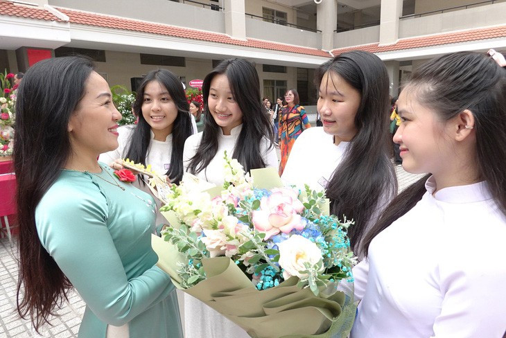 Trong ảnh: cô trò Trường THPT Nguyễn Hữu Thọ, Q.4, TP.HCM - Ảnh: NHƯ HÙNG Trong ảnh: cô trò Trường THPT Nguyễn Hữu Thọ, Q.4, TP.HCM - Ảnh: NHƯ HÙNG