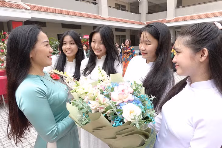 Trong ảnh: cô trò Trường THPT Nguyễn Hữu Thọ, Q.4, TP.HCM - Ảnh: NHƯ HÙNG