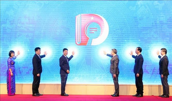Phó Thủ tướng Lê Thành Long và Bộ trưởng Bộ Tư pháp Nguyễn Hải Ninh cùng các đại biểu thực hiện nghi thức Công bố Bộ pháp điển Việt Nam. Ảnh: Phạm Kiên/TTXVN Phó Thủ tướng Lê Thành Long và Bộ trưởng Bộ Tư pháp Nguyễn Hải Ninh cùng các đại biểu thực hiện nghi thức Công bố Bộ pháp điển Việt Nam. Ảnh: Phạm Kiên/TTXVN