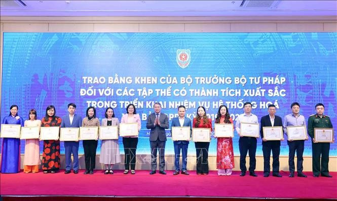 Bộ trưởng Bộ Tư pháp Nguyễn Hải Ninh trao Bằng khen tặng các tập thể có thành tích xuất sắc. Ảnh: Phạm Kiên/TTXVN Bộ trưởng Bộ Tư pháp Nguyễn Hải Ninh trao Bằng khen tặng các tập thể có thành tích xuất sắc. Ảnh: Phạm Kiên/TTXVN