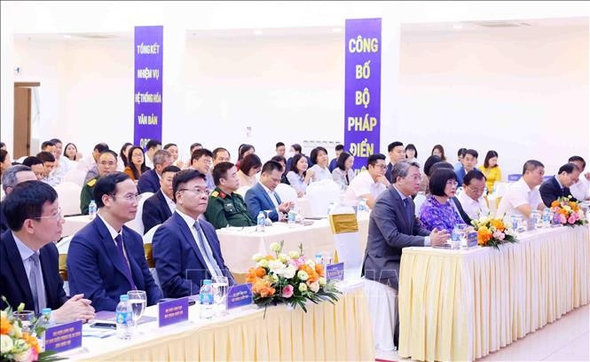 Phó Thủ tướng Lê Thành Long và Bộ trưởng Bộ Tư pháp Nguyễn Hải Ninh cùng các đại biểu tham dự hội nghị. Ảnh: Phạm Kiên/TTXVN Phó Thủ tướng Lê Thành Long và Bộ trưởng Bộ Tư pháp Nguyễn Hải Ninh cùng các đại biểu tham dự hội nghị. Ảnh: Phạm Kiên/TTXVN