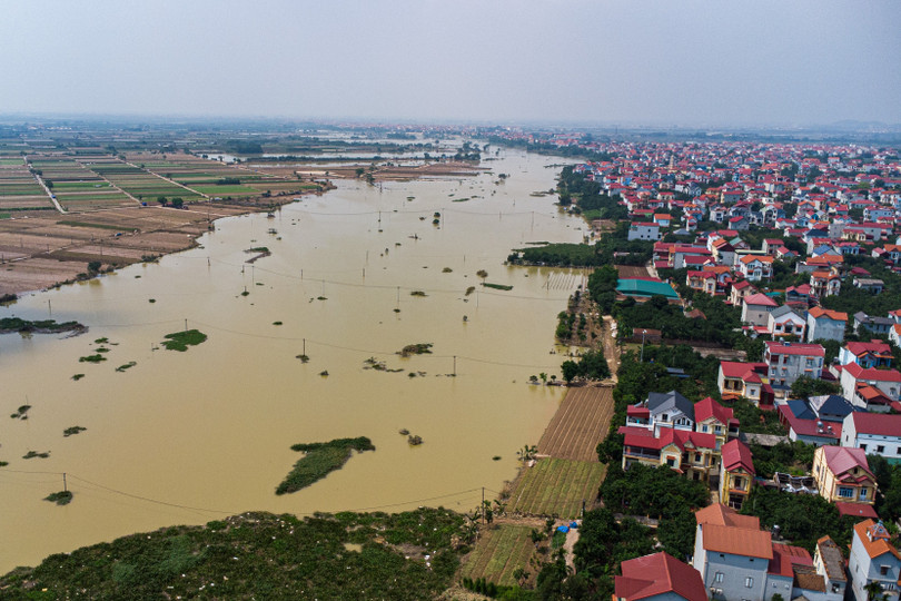 Hình ảnh tại thôn Tráng Việt (xã Mê Linh) ngày 5/10. Dù đã gần một tuần sau ảnh hưởng hoàn lưu bão số 10 (bão Bualoi), nước lũ vẫn bao trùm khắp khu vực đồng ruộng và đường đi tại đây, khiến các hoạt động sản xuất, nuôi trồng của hàng chục hộ dân bị tê liệt. Mê Linh cũng là địa phương trồng nhiều loại hoa, cây cảnh phục vụ nhu cầu của nhân dân Thủ đô.