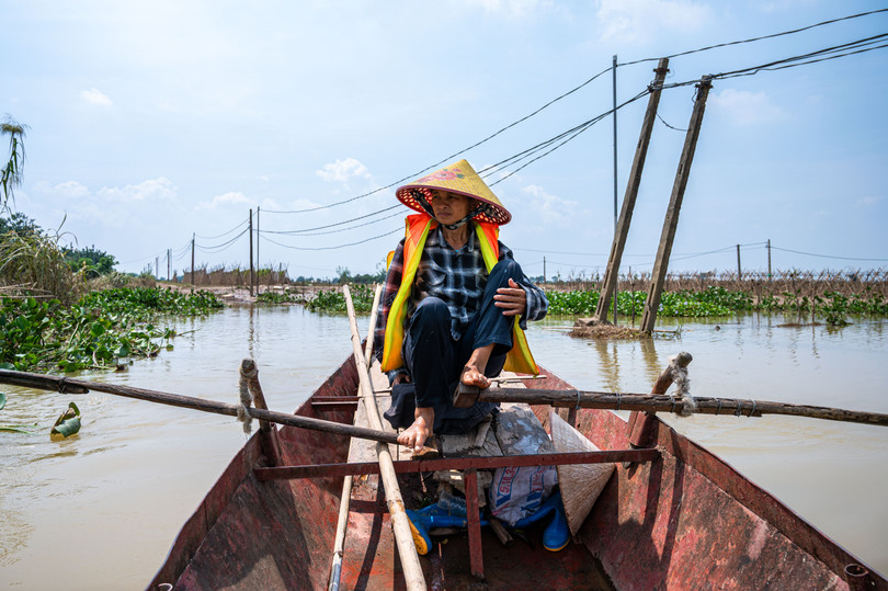 Đã 4 ngày nay, chị Bình (người dân thôn Tráng Việt) phải sử dụng thuyền làm phương tiện di chuyển chính để tới khu vực đồng ruộng của mình để tiếp tục trồng trọt, sản xuất. &quot;Nhiều ngày rồi mà nước lũ vẫn xuống rất chậm khiến các hoạt động sản xuất và đi lại của người dân bị tê liệt. Tôi luôn hỗ trợ bà con di chuyển bằng thuyền tới các khu vườn, đồng ruộng để tiếp tục sản xuất. Dù vậy, nhiều hộ dân đã coi như mất trắng sau trận lũ này, toàn bộ hoa màu đã bị ngập úng, thiệt hại hàng trăm triệu đồng&quot;, chị Bình nói.