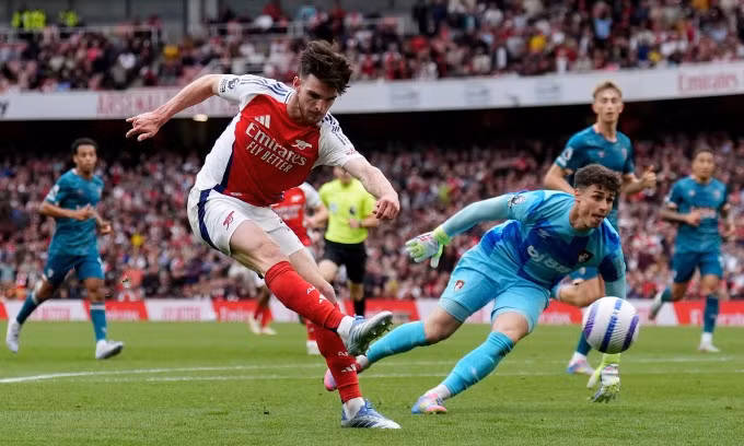 Declan Rice sút bóng mở tỷ số cho Arsenal trên sân Emirates, thành phố London, Vương quốc Anh, vòng 35 Ngoại hạng Anh ngày 3/5/2025. Ảnh: PA