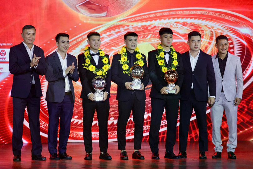 Châu Đoàn Phát (giữa) giành Quả bóng vàng futsal. Ảnh: Anh Tiến.