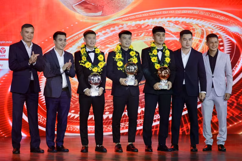 Châu Đoàn Phát (giữa) giành Quả bóng vàng futsal. Ảnh: Anh Tiến.