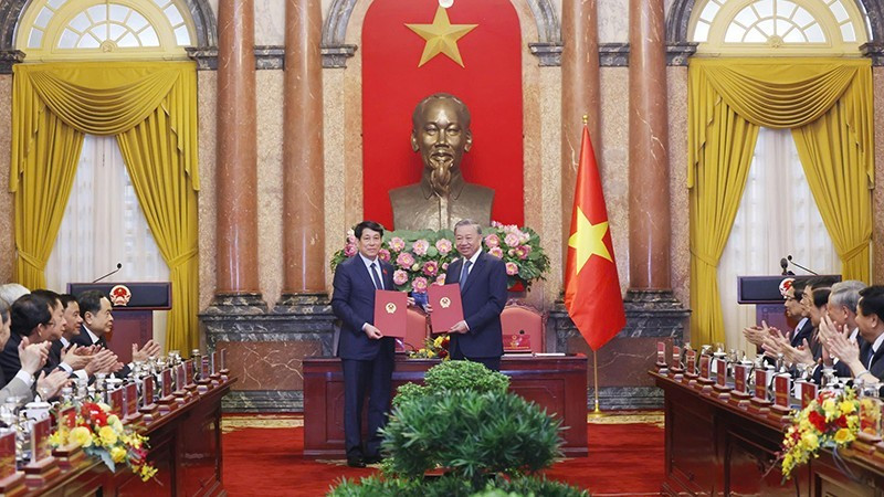 Tổng Bí thư Tô Lâm và Chủ tịch nước Lương Cường trao Biên bản bàn giao công tác của Chủ tịch nước. (Ảnh: TTXVN) Tổng Bí thư Tô Lâm và Chủ tịch nước Lương Cường trao Biên bản bàn giao công tác của Chủ tịch nước. (Ảnh: TTXVN)