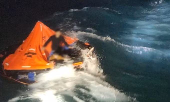 Thuyền viên tàu cá chờ được giải cứu rạng sáng 9/2. Ảnh: Cảnh sát biển Hàn Quốc