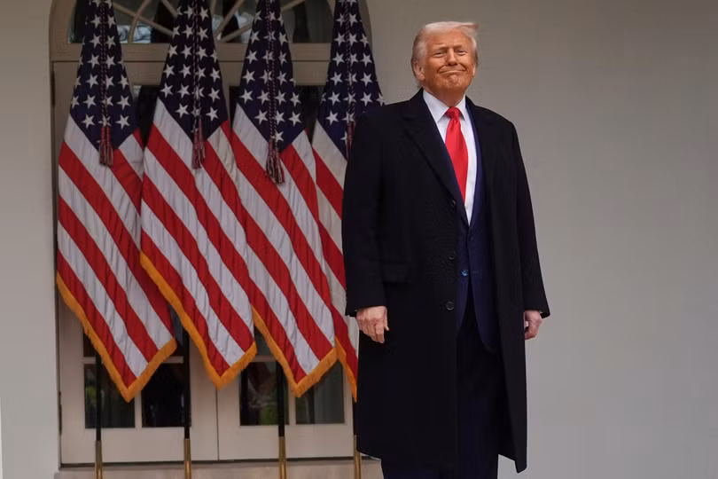 Tổng thống Donald Trump tại Nhà Trắng sau khi công bố các biện pháp thuế mới hôm 2/4. Ảnh: AP