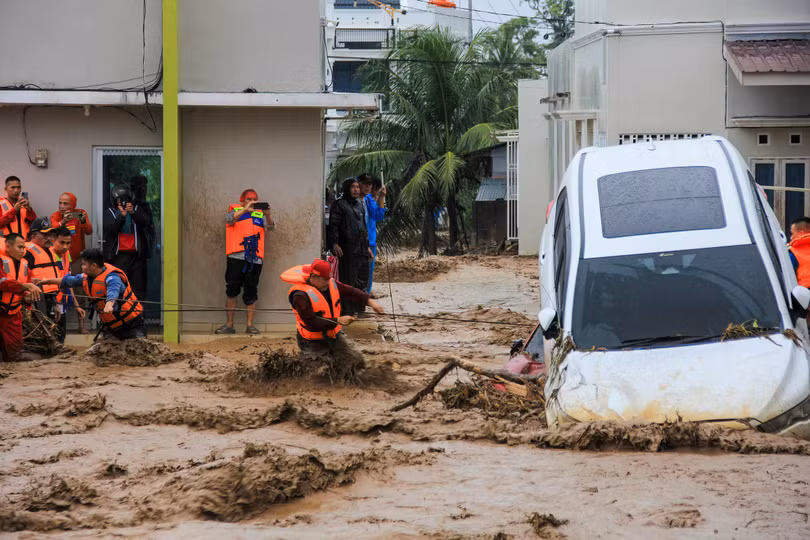 Lực lượng cứu hộ bám dây thừng vượt qua dòng nước lũ để giải cứu người dân ở Padang, tỉnh Tây Sumatra, Indonesia ngày 27/11. Ảnh: AFP